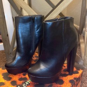 Platform Ankle Booties🖤